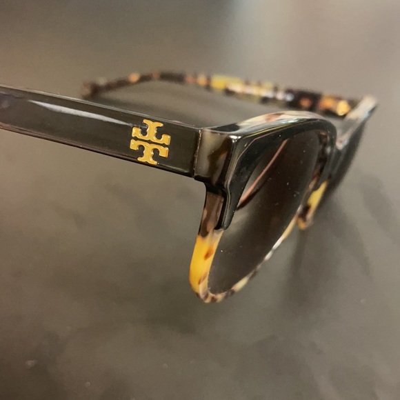 Tory Burch oversized Tortoise sunglasses - Picture 2 of 6